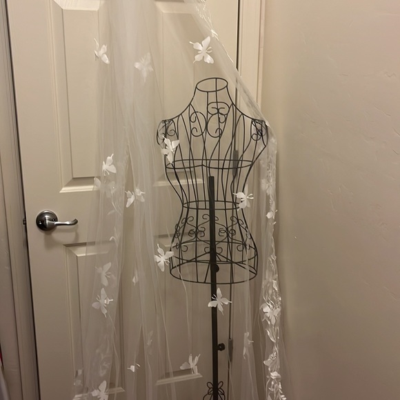 Brand New Off White Ivory Wedding Veil Cathedral 10 ft length Butterfly Floral - Picture 4 of 9